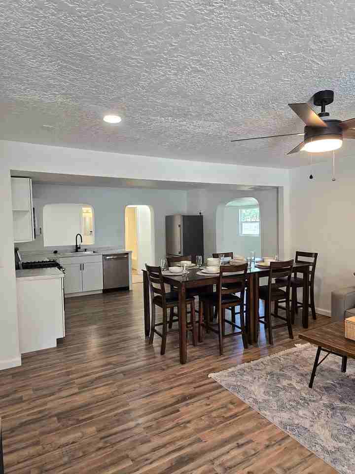 1040 Columbia Dr Ne - Photo 3 of 22