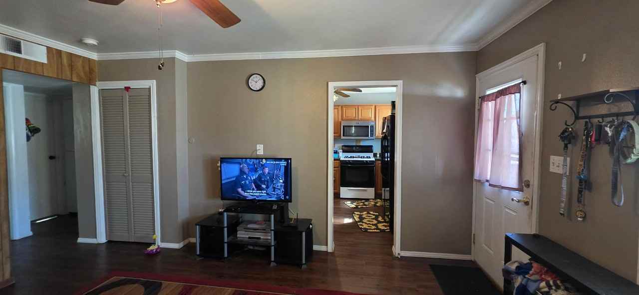 906 E 5th St - Photo 2 of 20