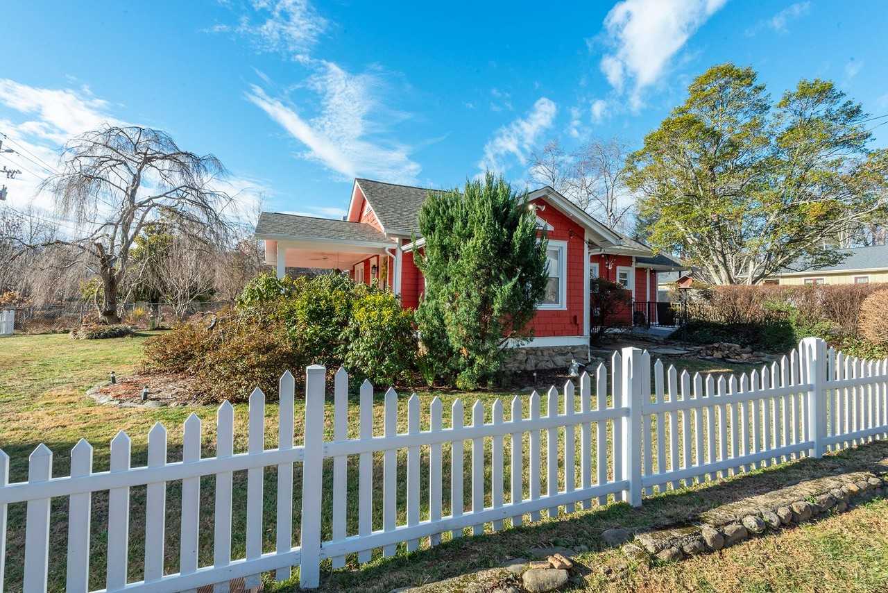 829 Montreat Rd - Photo 5 of 43