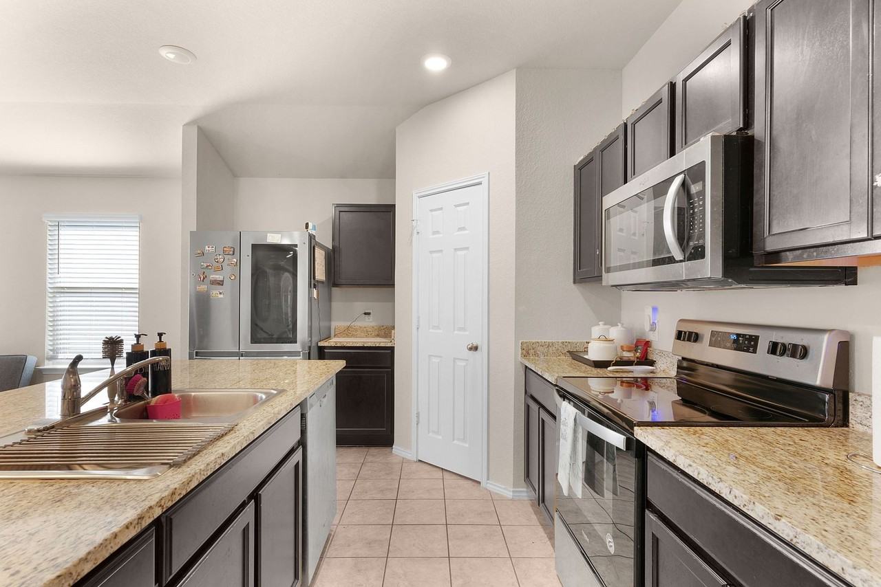 6008 Amelia Earhart Blvd - Photo 2 of 26