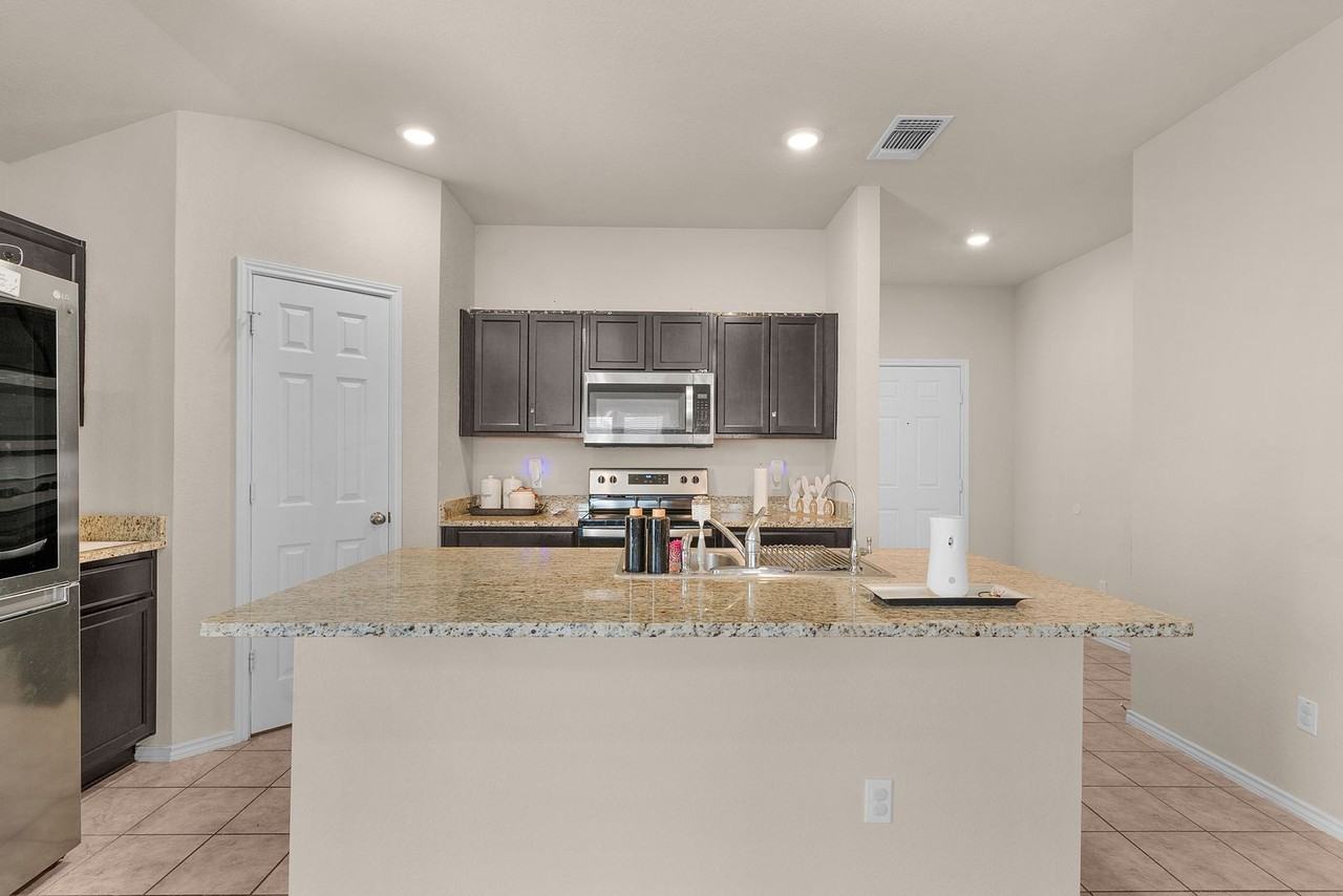 6008 Amelia Earhart Blvd - Photo 3 of 26