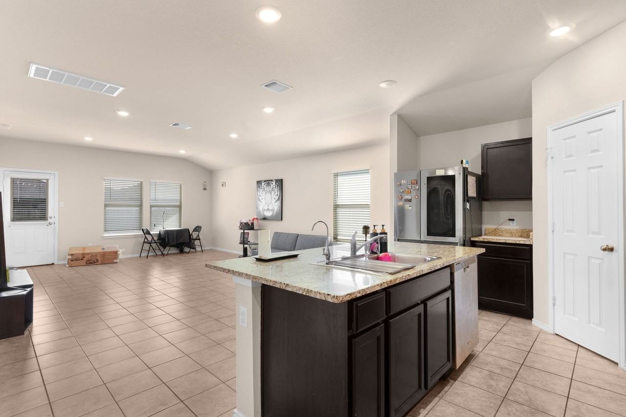 6008 Amelia Earhart Blvd - Photo 4 of 26