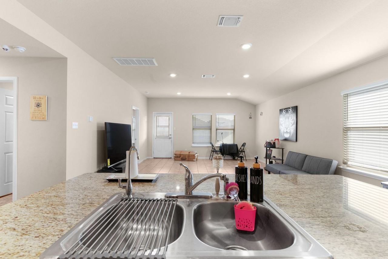 6008 Amelia Earhart Blvd - Photo 6 of 26