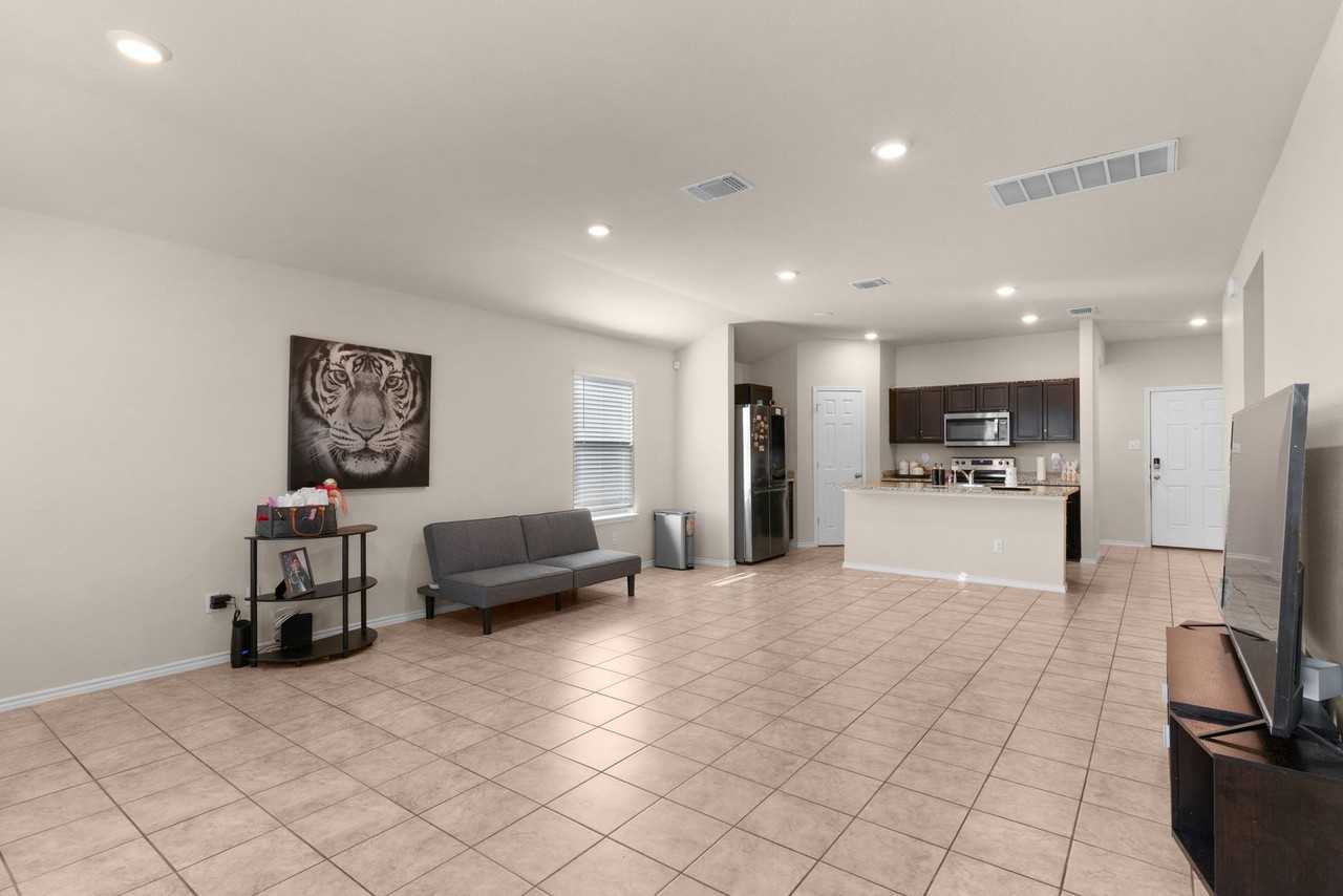 6008 Amelia Earhart Blvd - Photo 7 of 26