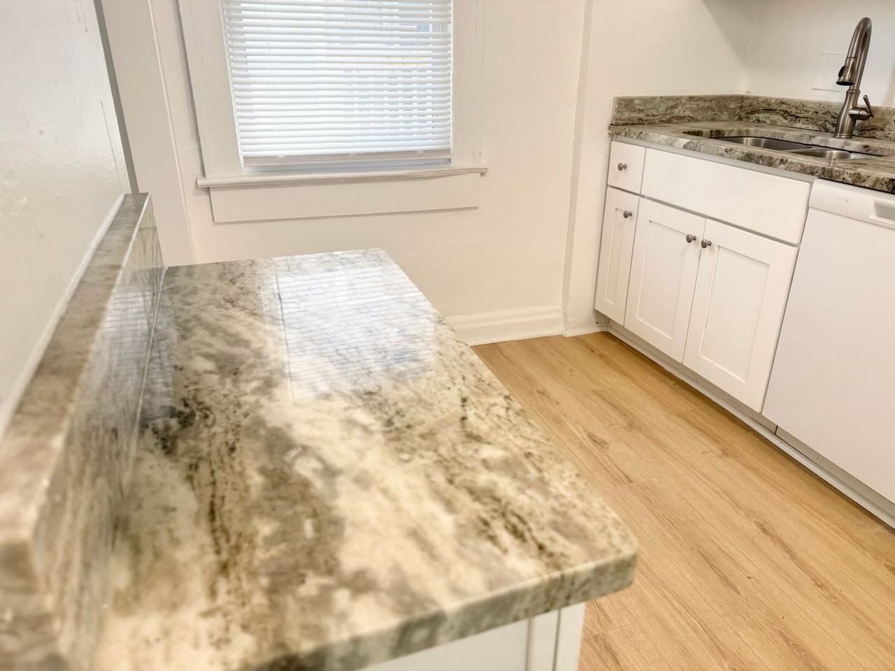 829 43rd St - Photo 4 of 50