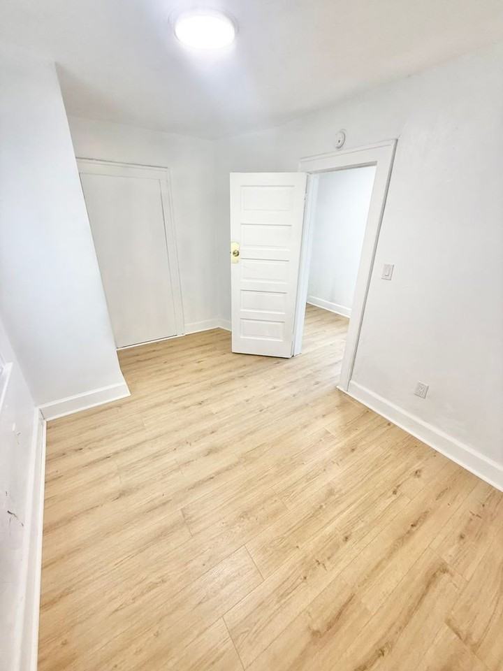 829 43rd St - Photo 5 of 50