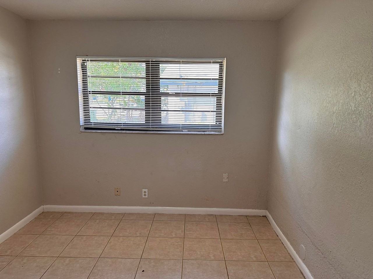 50 Nw 8th Ave #1-2 - Photo 4 of 6