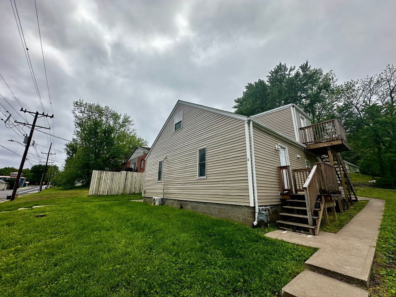 1214 Commercial St - Photo 2 of 3