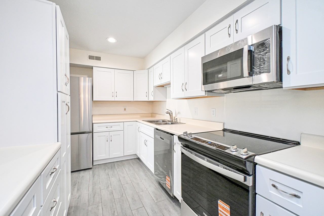 3021 Stratford Ct #1 - Photo 5 of 38