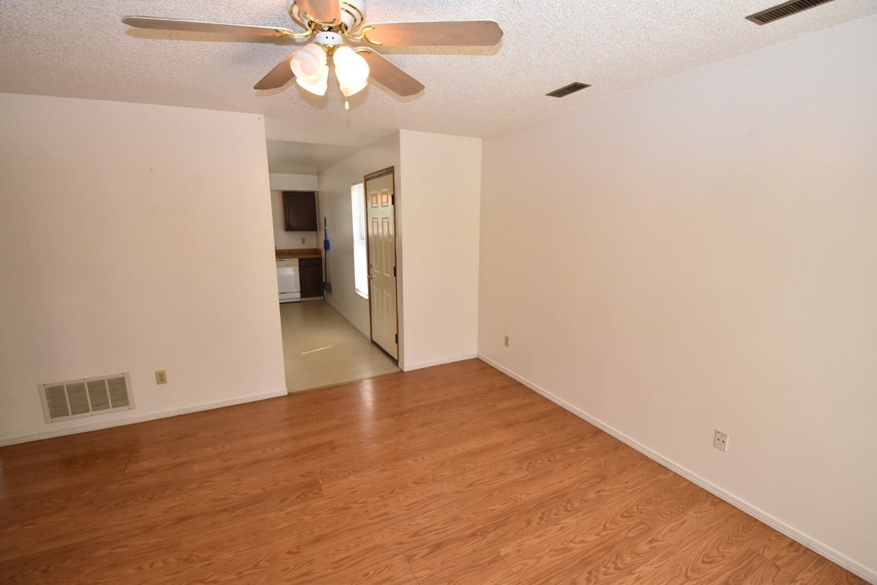 1050 Mazatlan Cir #D - Photo 4 of 17