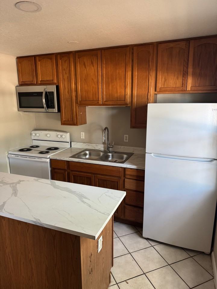3569 3569 Khayyam AvenueUnit 17 #17 - Photo 2 of 9