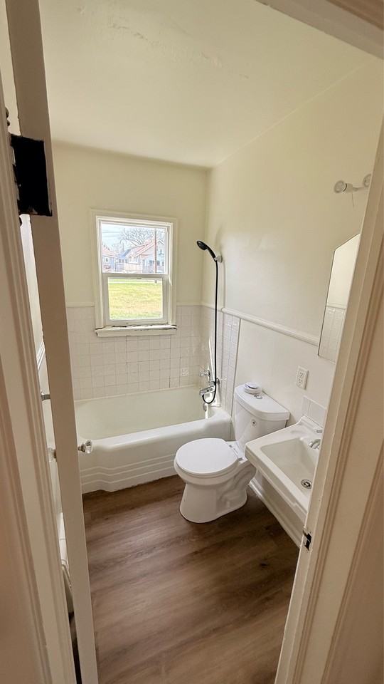 428 3rd St #1 - Photo 3 of 9