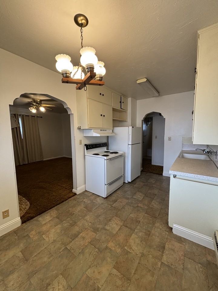 1298 Mound Ave - Photo 4 of 6