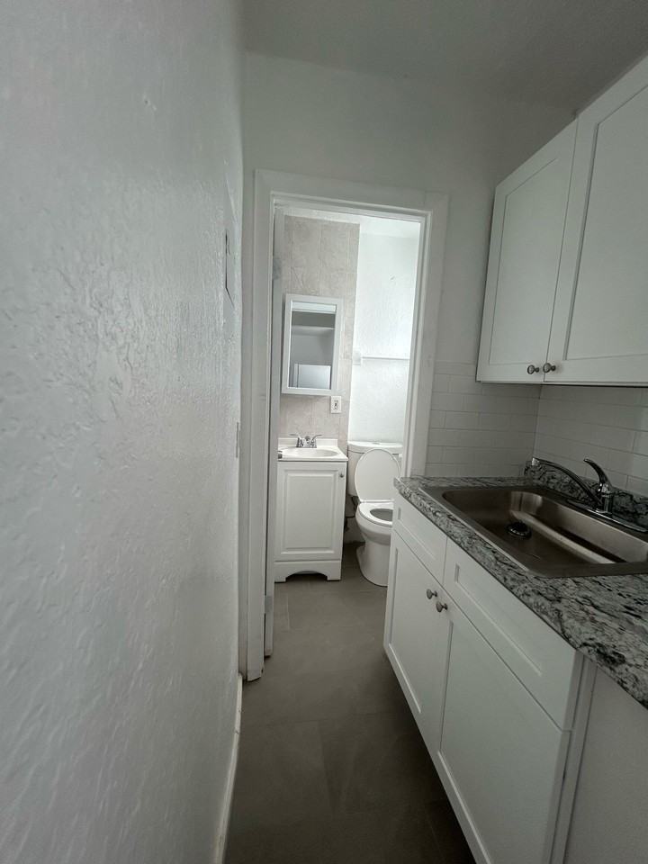 620 Northwest 7th AvenueUnit 39 #620-39 - Photo 5 of 15