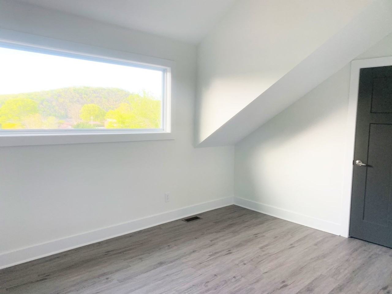 652 Oak Grove Rd - Photo 6 of 11