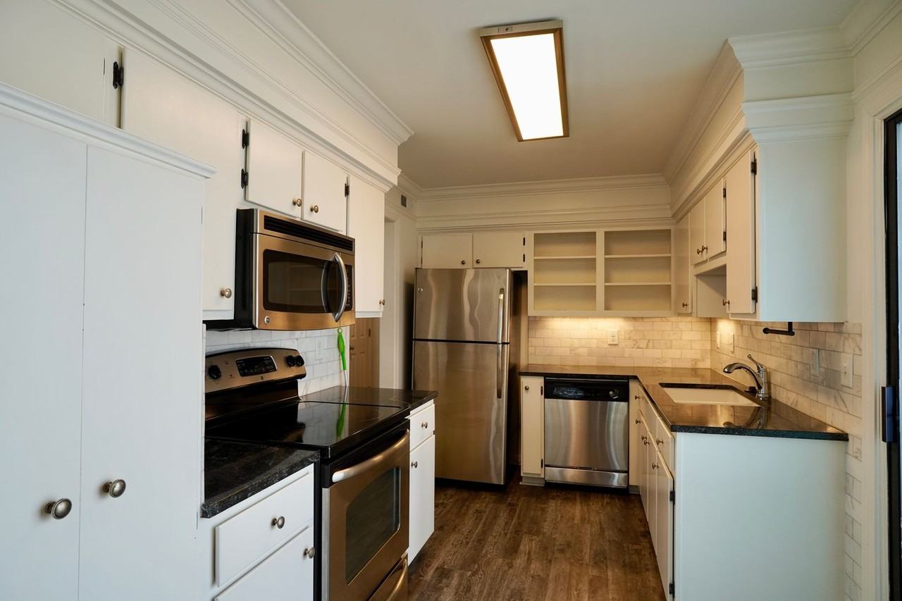 232 Hillsboro Pl - Photo 3 of 27