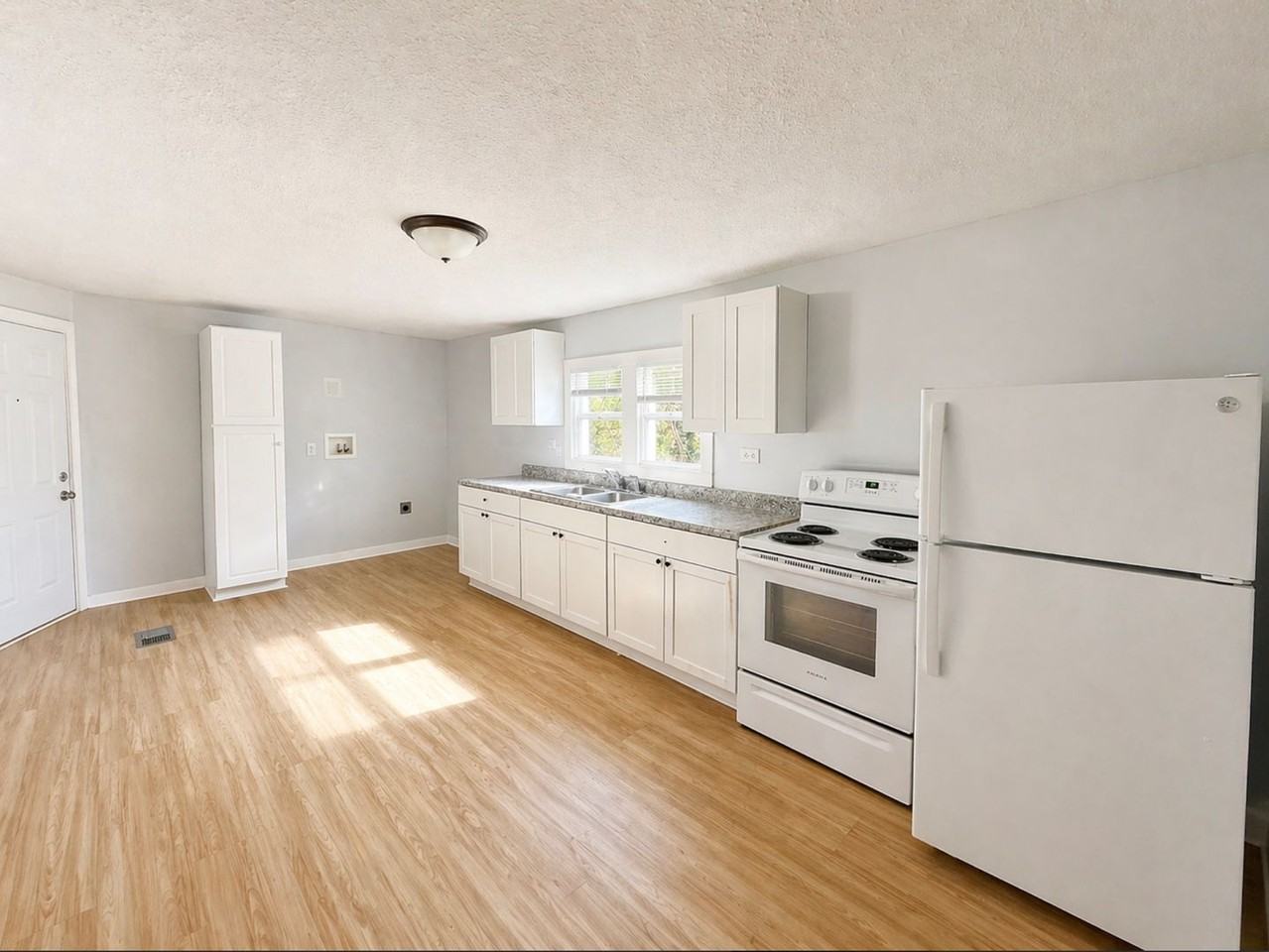 1044 Muskegon Ave Nw - Photo 4 of 18