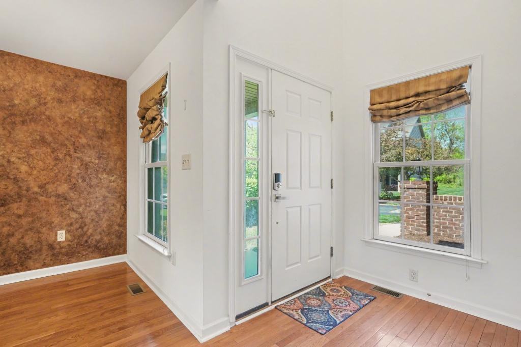 5050 Mendenhall Dr - Photo 4 of 26