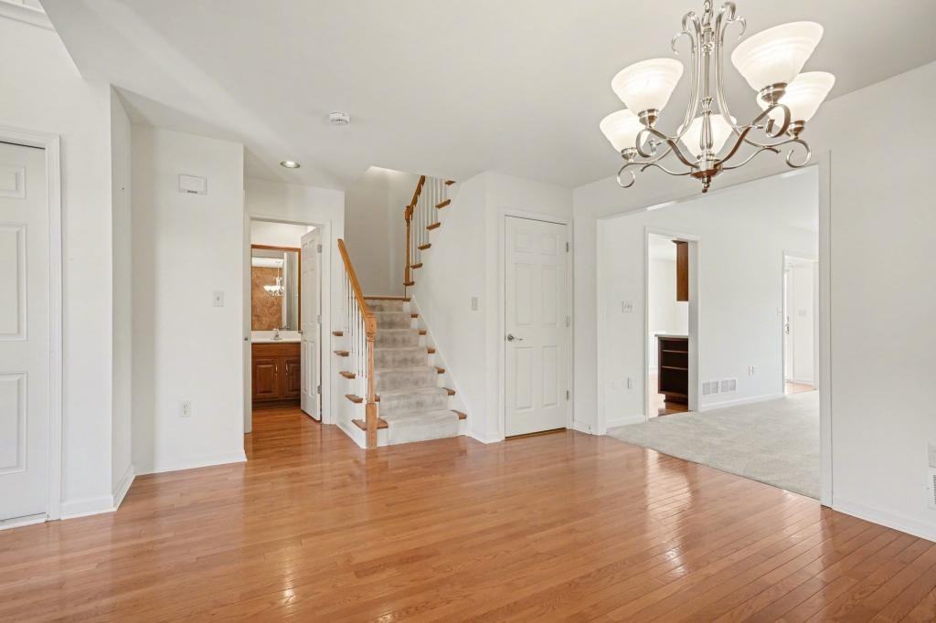 5050 Mendenhall Dr - Photo 5 of 26