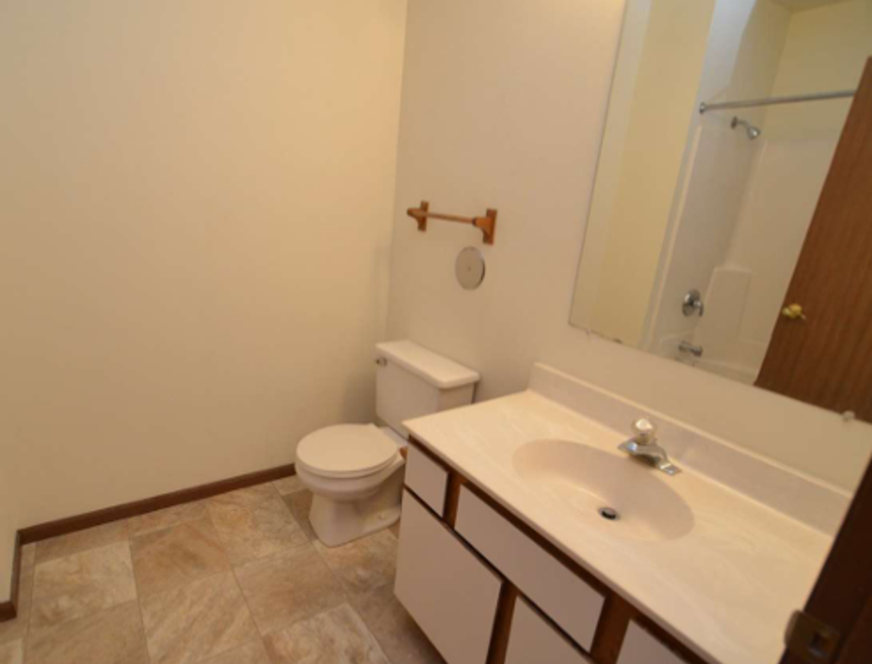 Sunnyfield Court Apartments - Photo 3 of 10