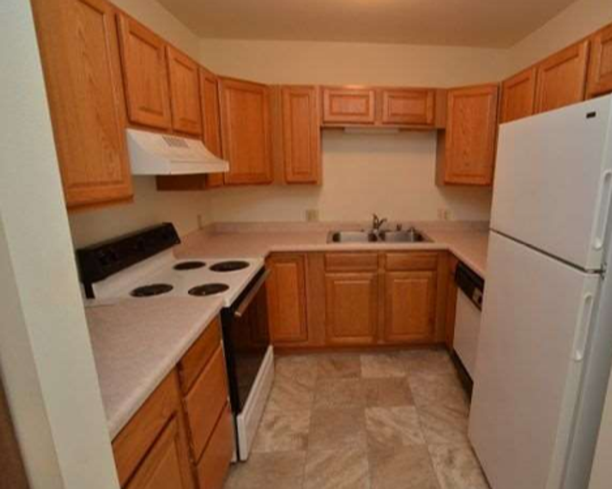 Sunnyfield Court Apartments - Photo 5 of 10