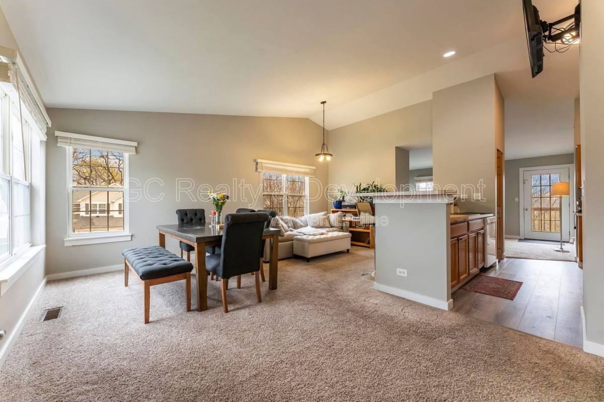 1262 Brookdale Dr - Photo 2 of 10