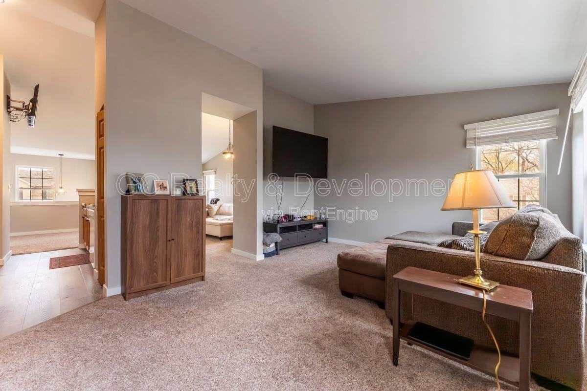 1262 Brookdale Dr - Photo 3 of 10
