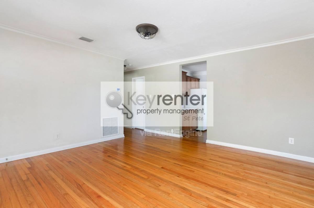 983 47th Ave N - Photo 3 of 10