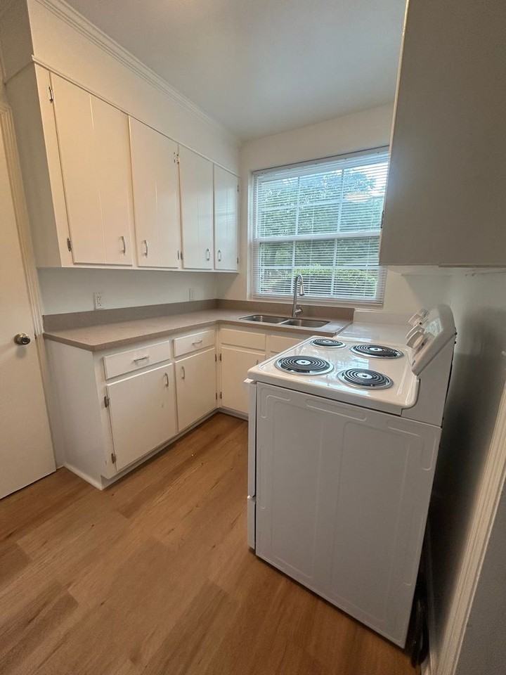 51 Columbus Dr #1 - Photo 7 of 13