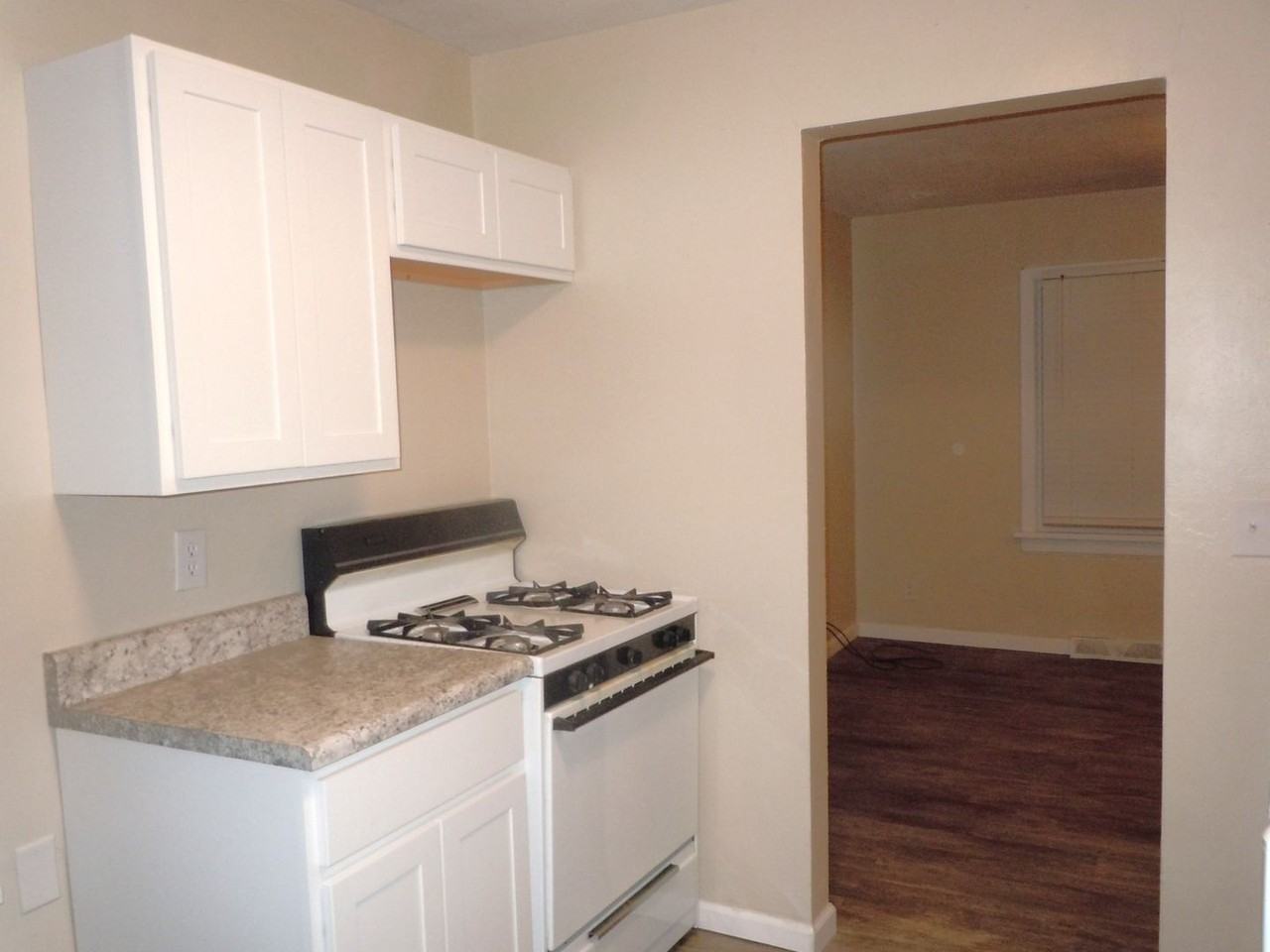 114 Greenfield Dr - Photo 4 of 10