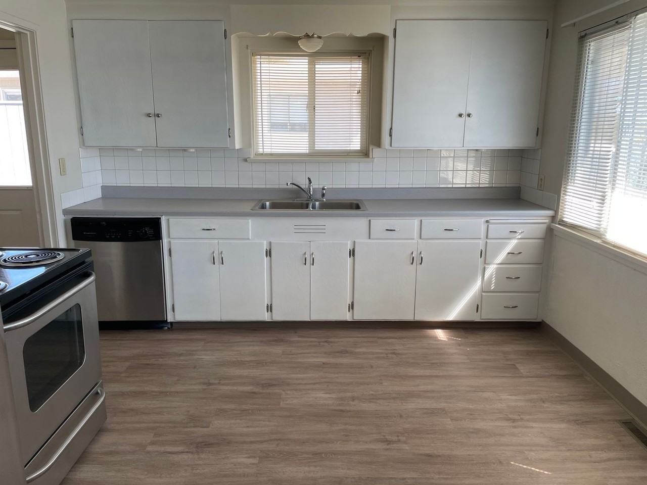 1021 W Lakeside Dr - Photo 3 of 15