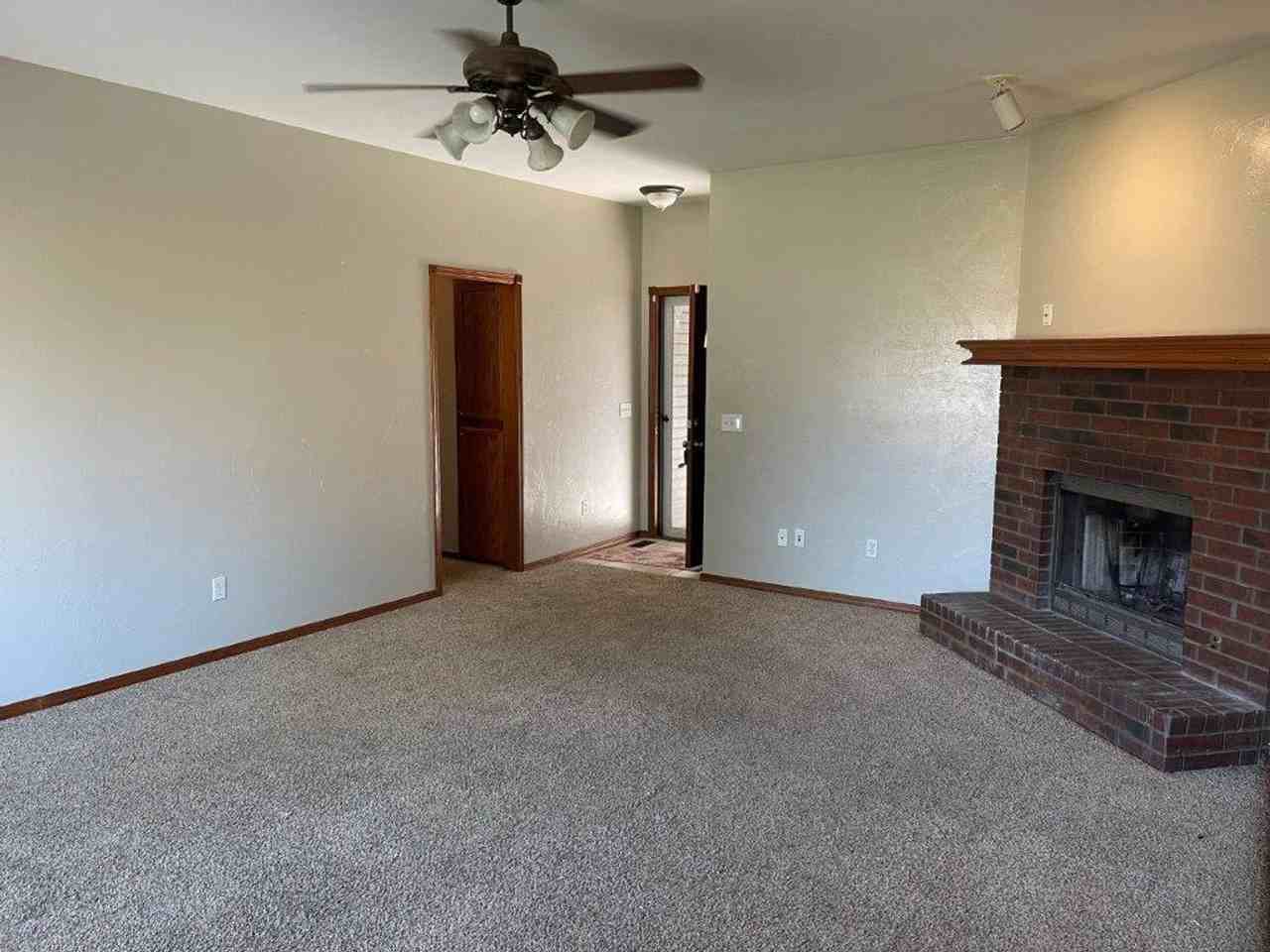 1056 N Ridgecrest Way - Photo 2 of 4