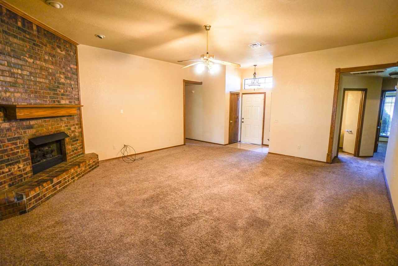 904 Goshawk Dr - Photo 2 of 12