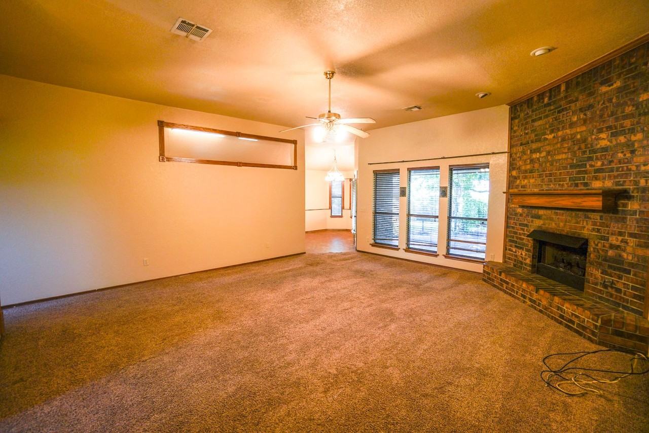 904 Goshawk Dr - Photo 3 of 12