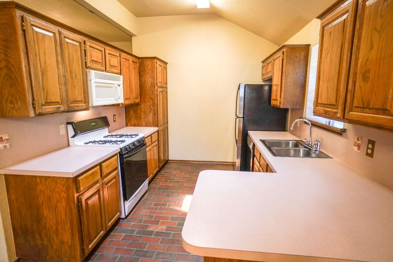 904 Goshawk Dr - Photo 4 of 12