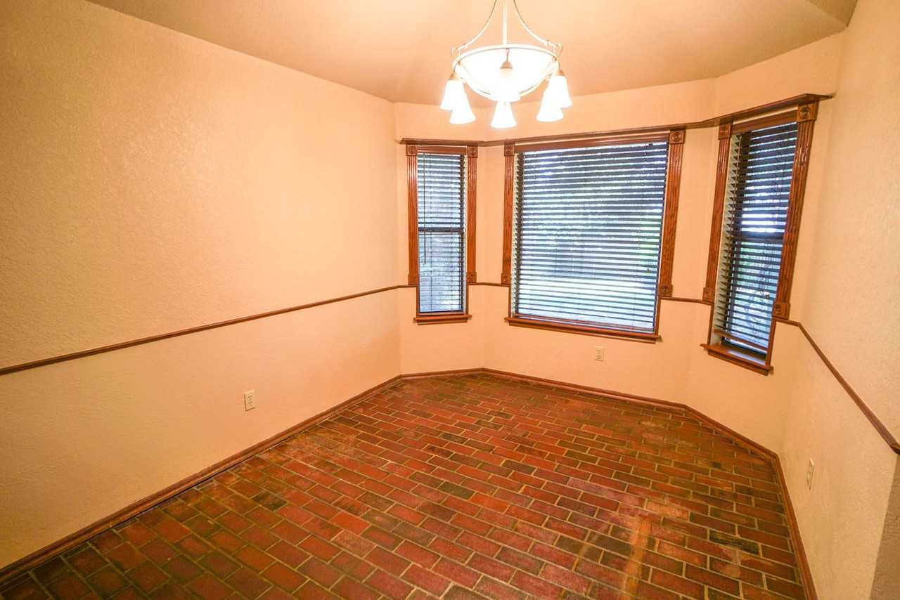 904 Goshawk Dr - Photo 5 of 12