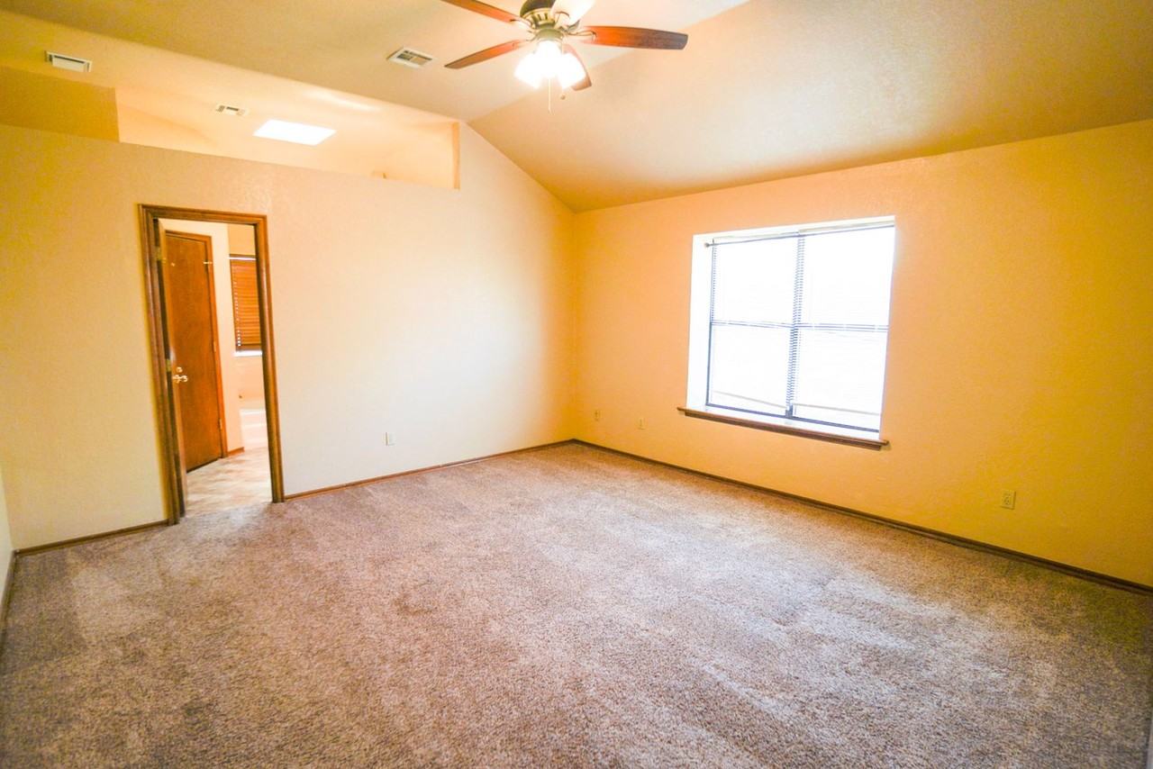 904 Goshawk Dr - Photo 6 of 12