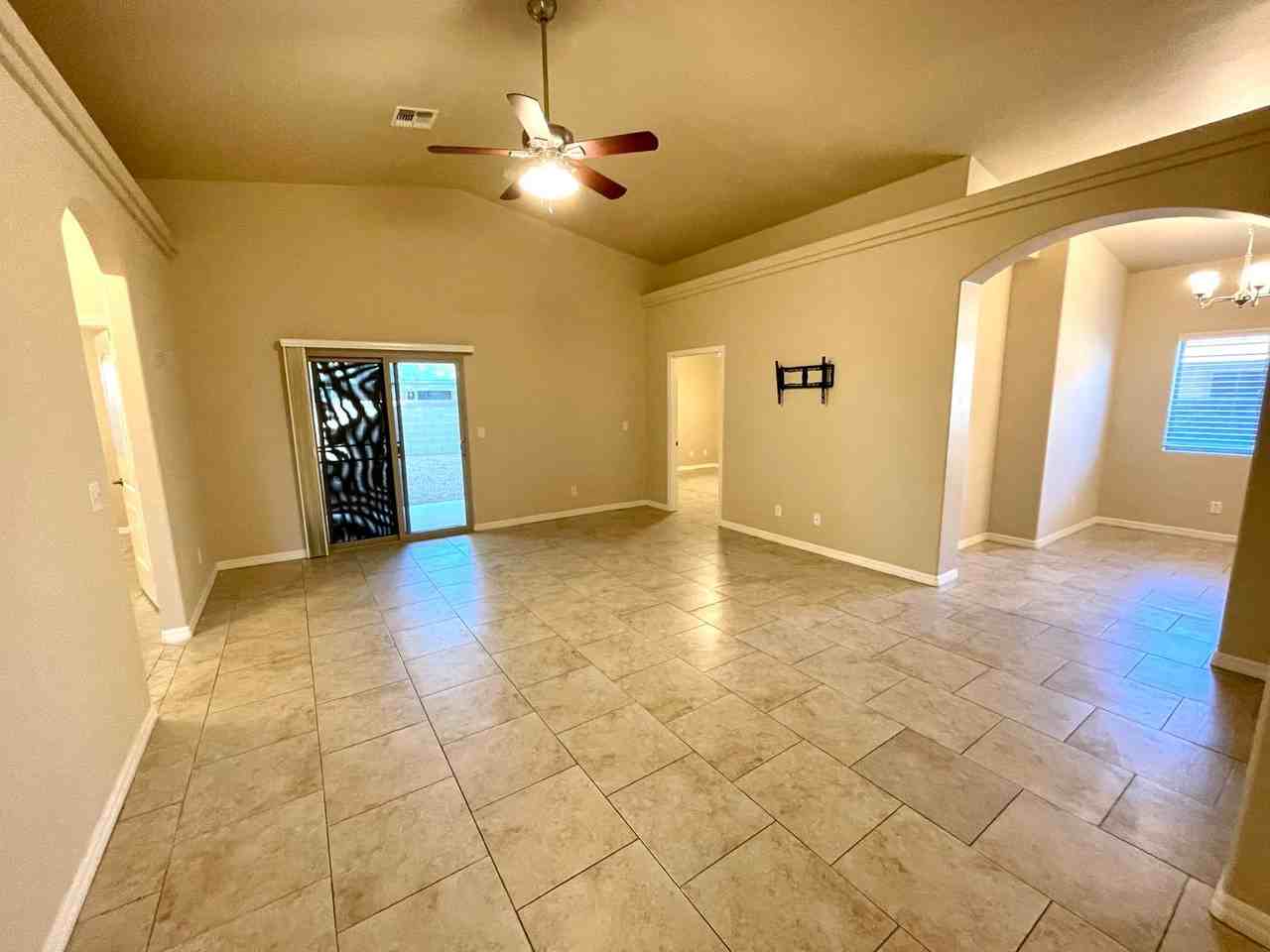 3695 N Adams St - Photo 4 of 32