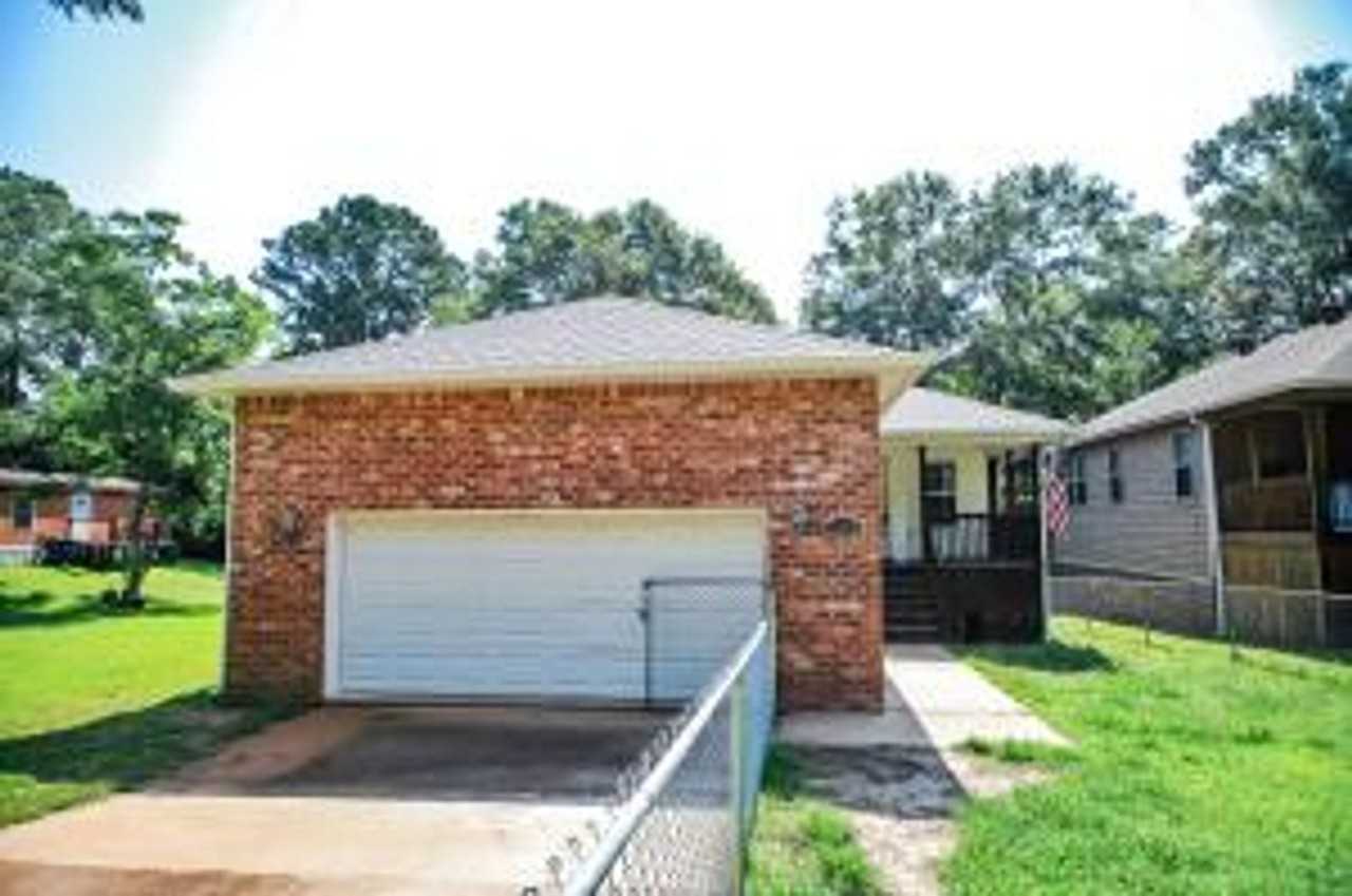 1303 S 11th St - Photo 2 of 32