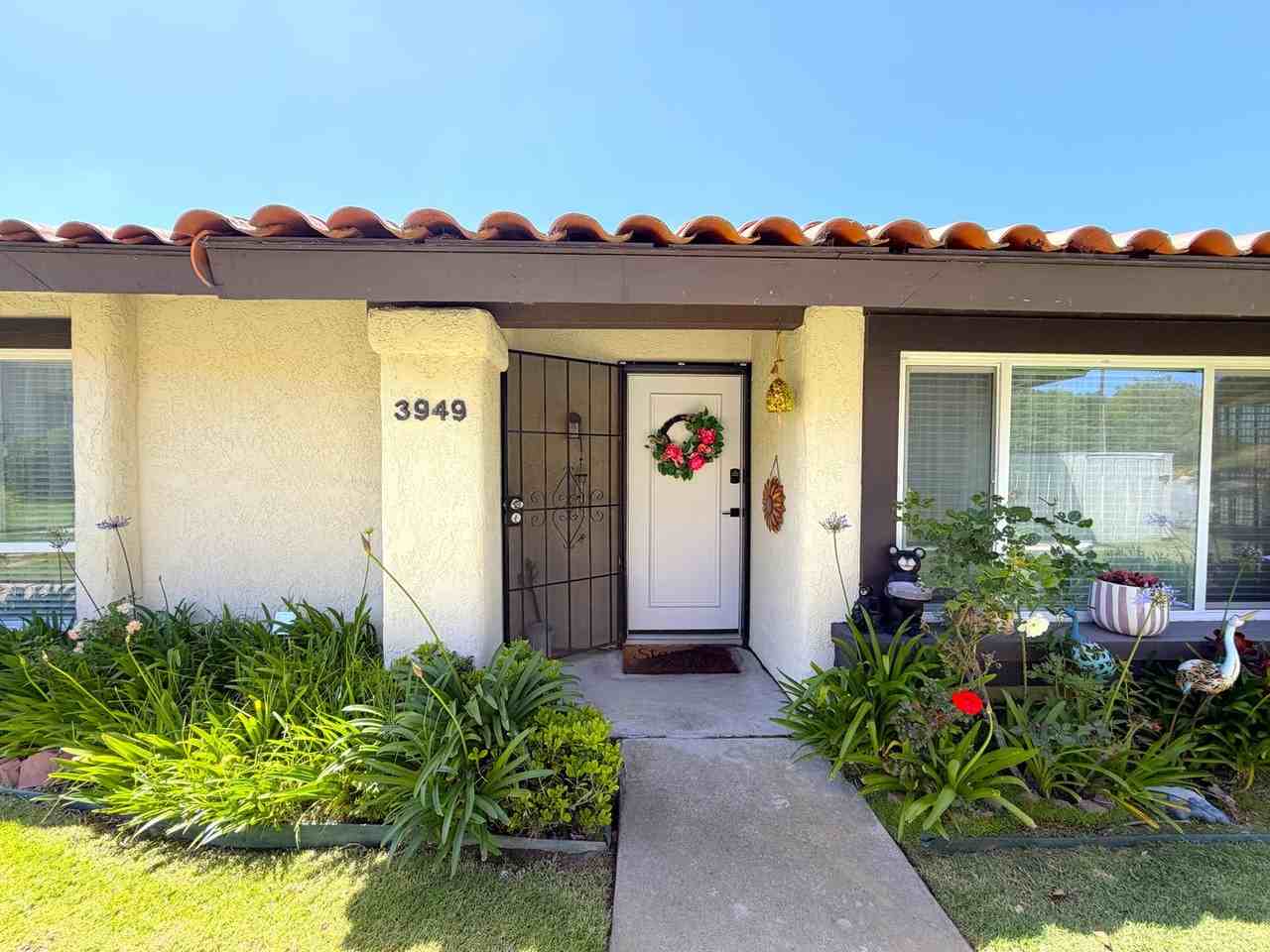 3949 Mesa Circle Dr - Photo 2 of 3