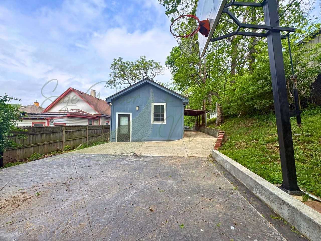 1249 Bunker Ave - Photo 4 of 20