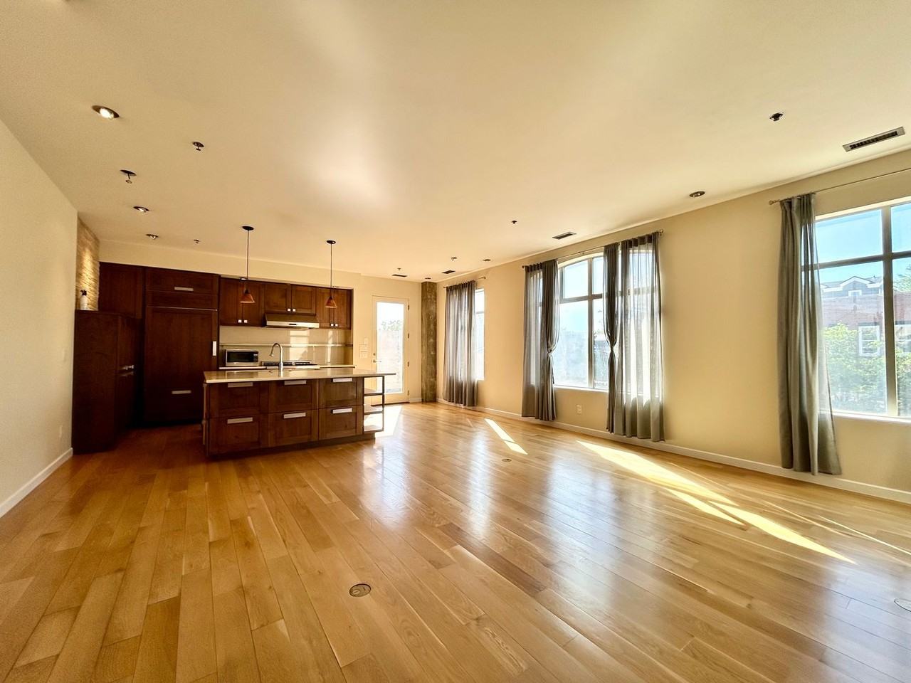 1949 Pearl St - Photo 5 of 42