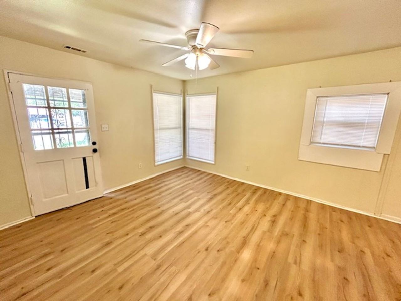 2433 Shepherd Dr Nw - Photo 3 of 12