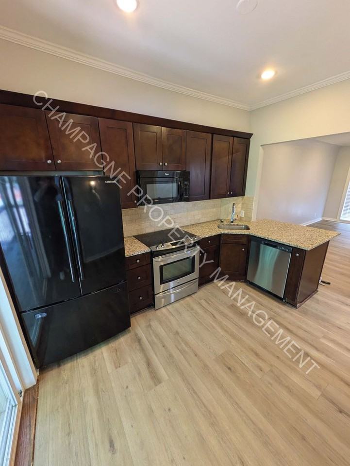 2523 Charlotte St - Photo 6 of 25