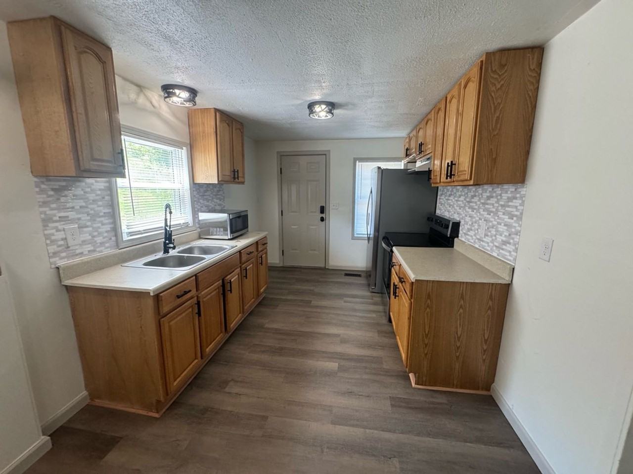 1113 Bloomingdale Pike - Photo 3 of 10