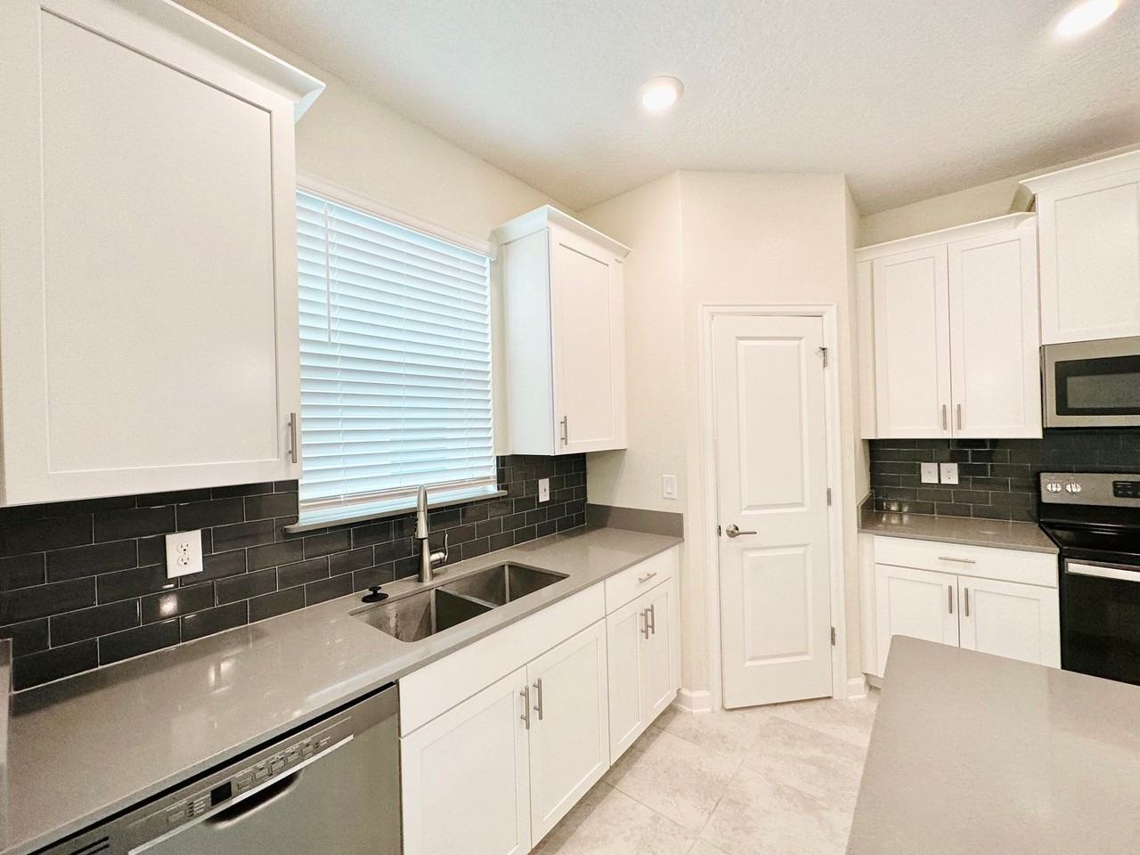 11823 Charades St - Photo 7 of 41