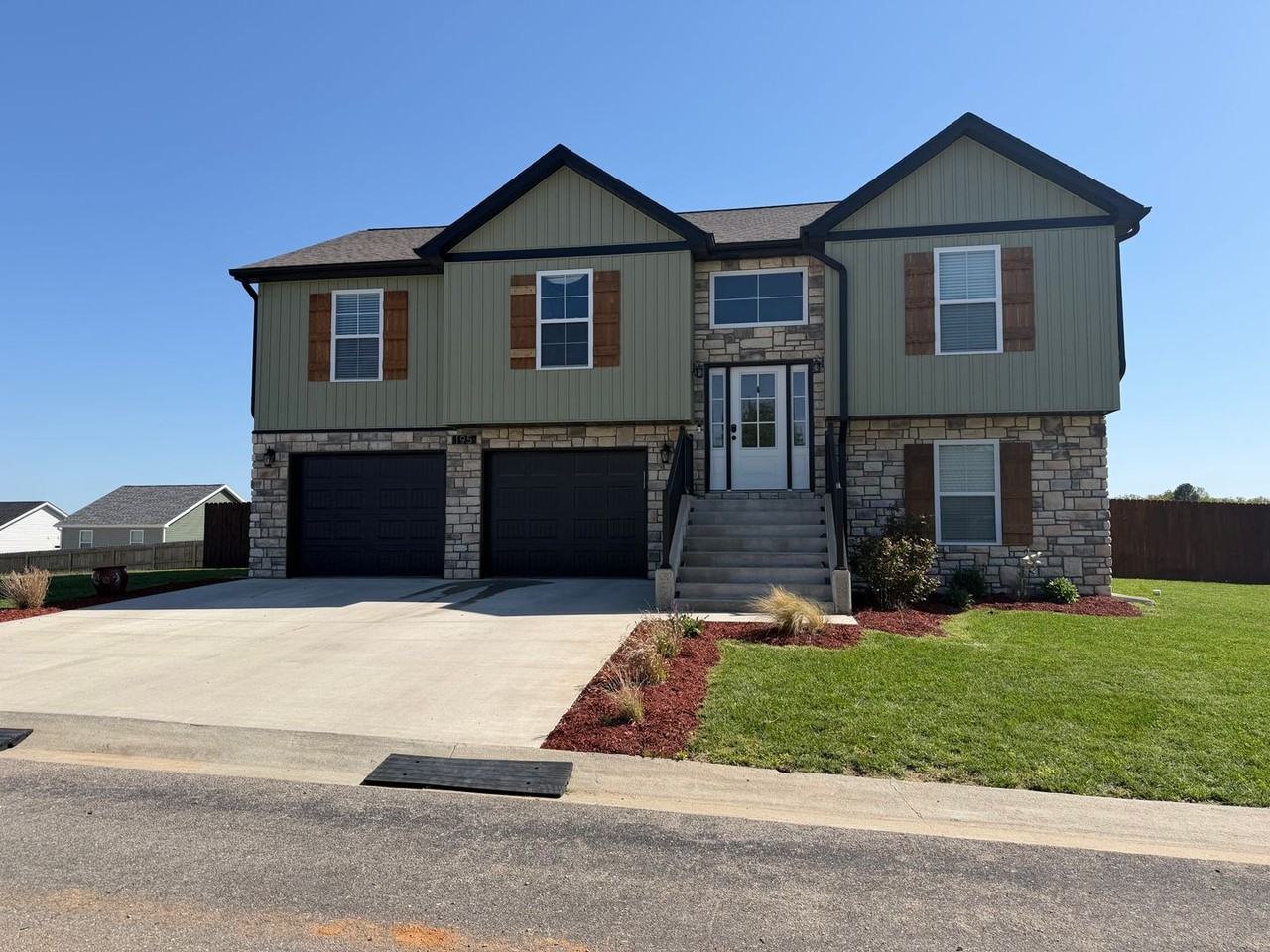 195 Majestic - Photo 2 of 24