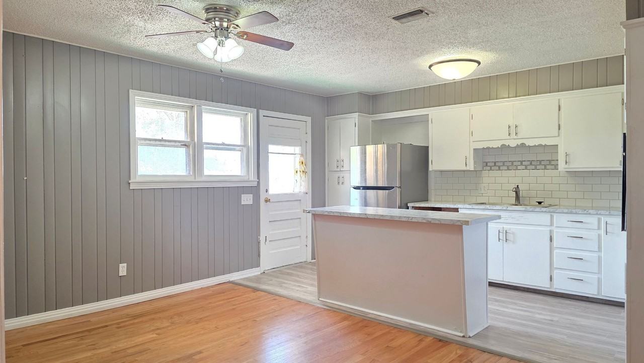 2403 38th St - Photo 4 of 17