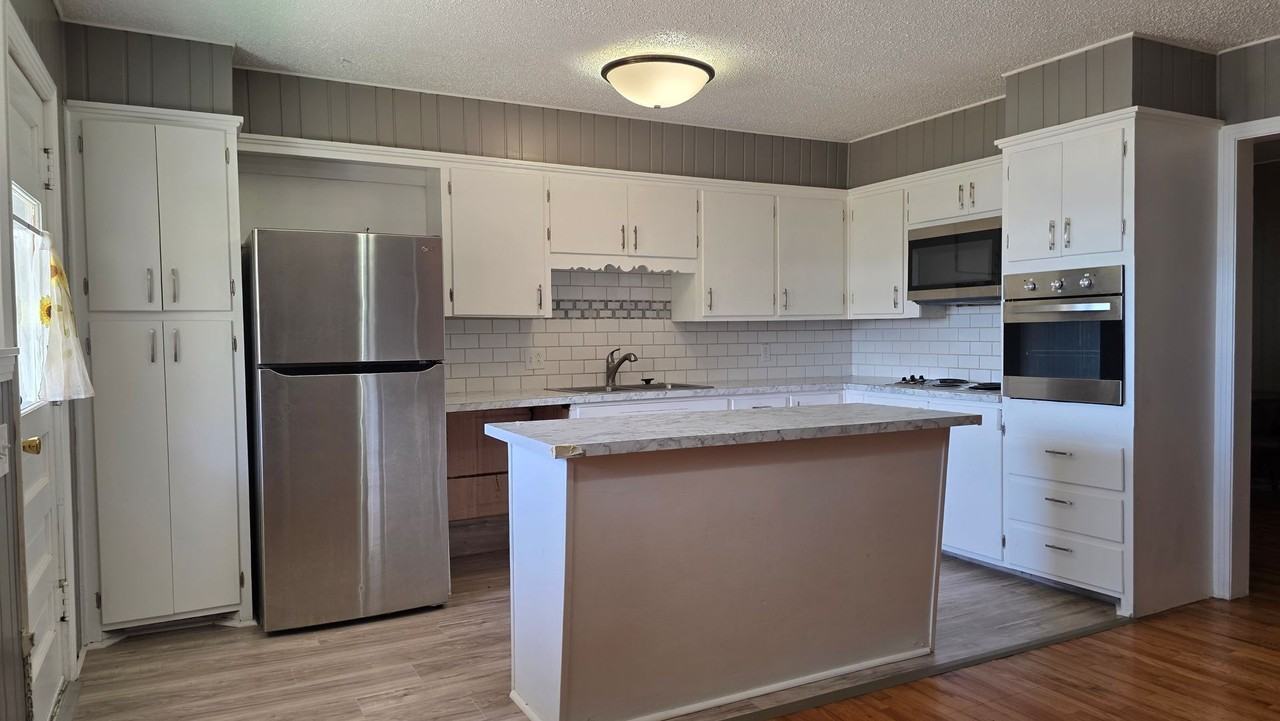 2403 38th St - Photo 5 of 17