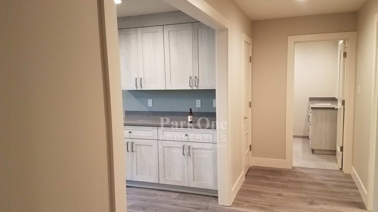 2273 Whyte Park Ave - Photo 4 of 18